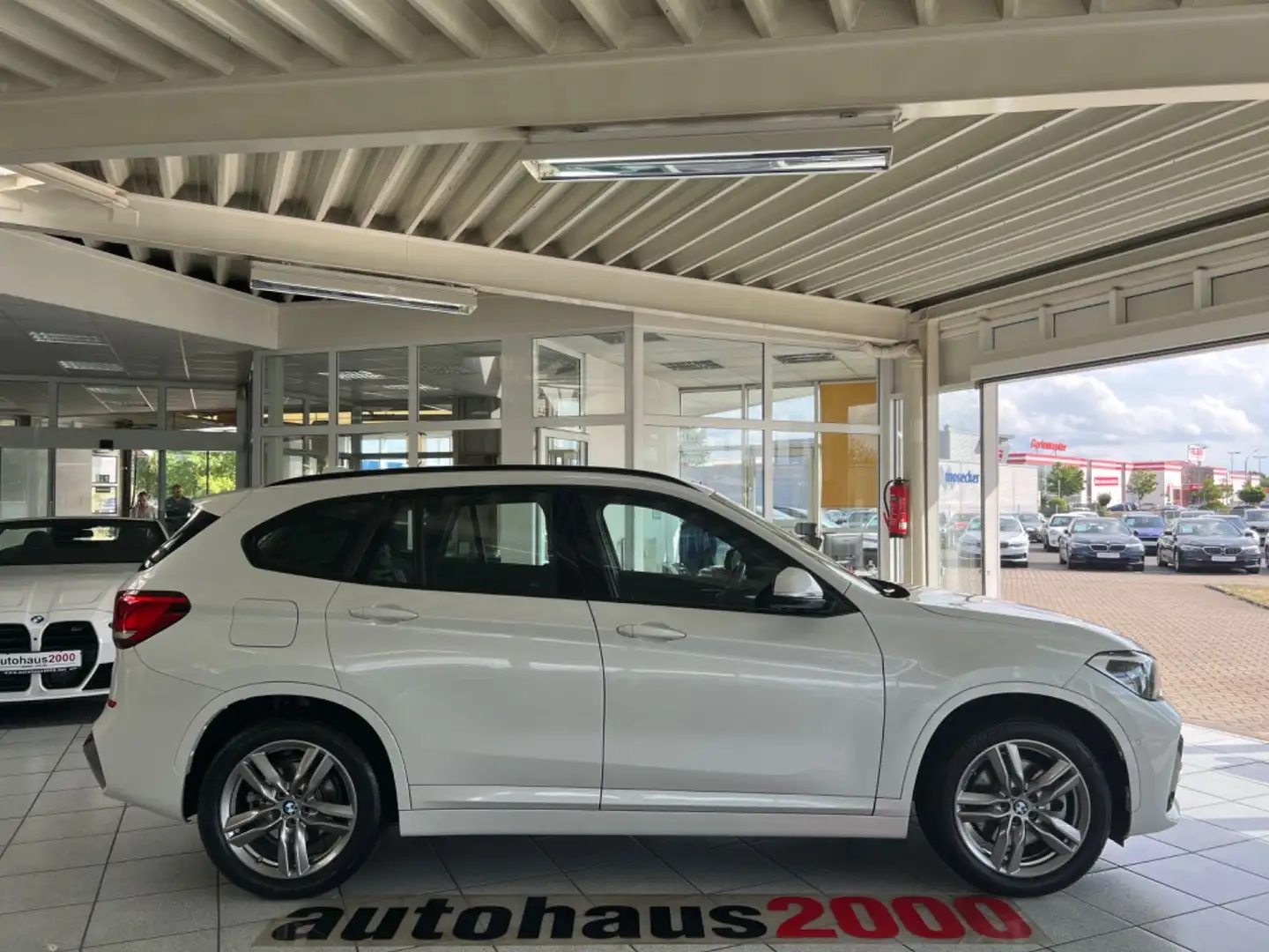 BMW X1 xDrive25e M Sportpaket AUT./LED/NAVI PLUS/HUD Weiß - 2