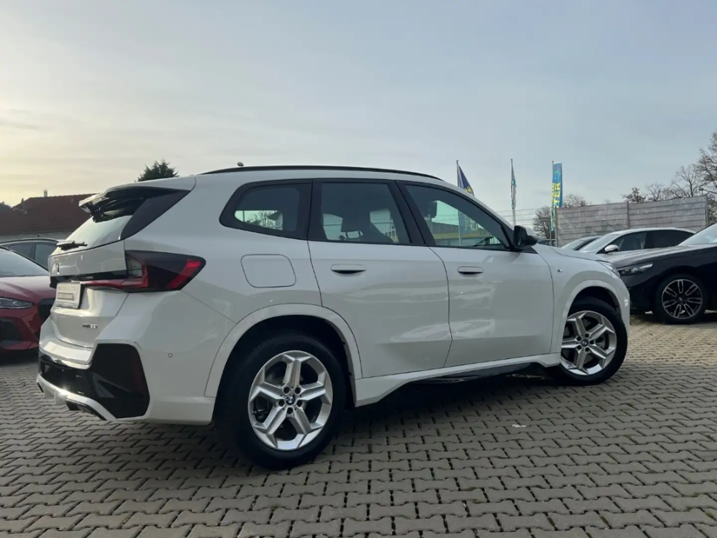 BMW X1 xDrive23i M Sport AHK H/K Aktivsitz Memory Comfort Weiß - 2