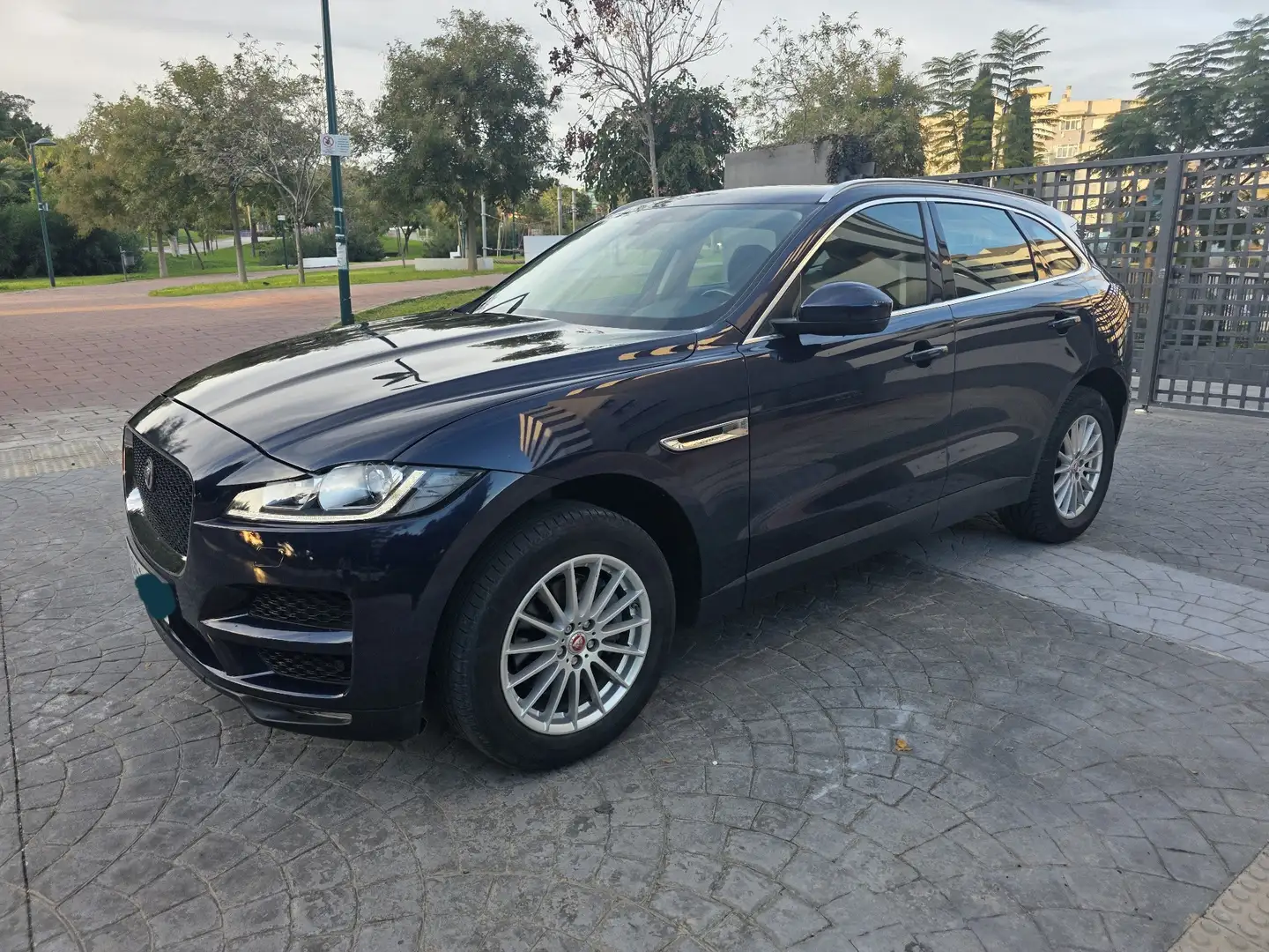 Jaguar F-Pace 2.0i4D Portfolio AWD 180 - 1