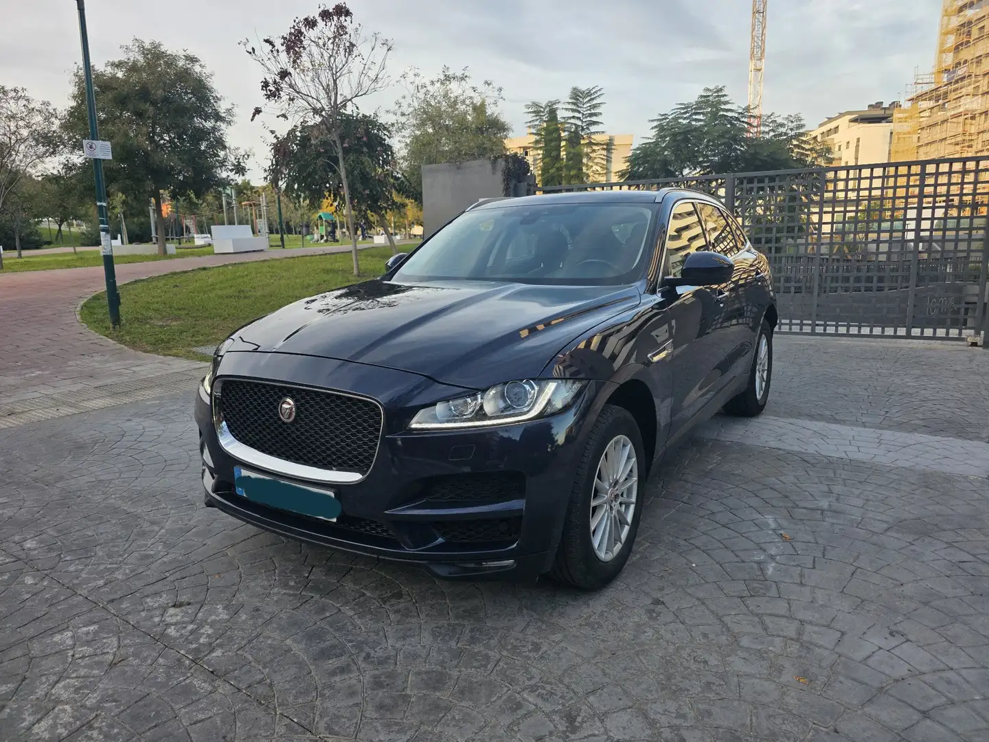 Jaguar F-Pace 2.0i4D Portfolio AWD 180 - 2
