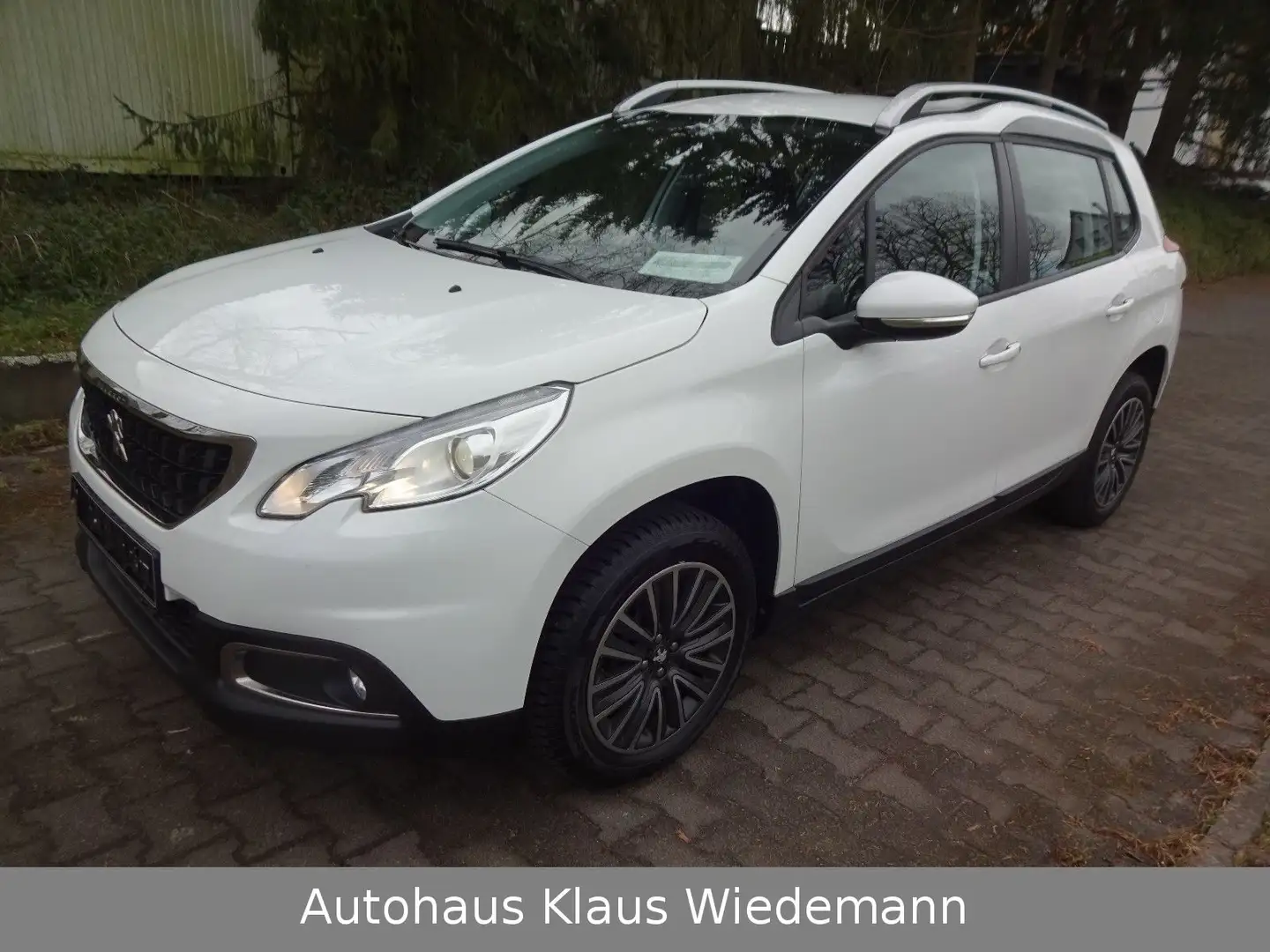 Peugeot 2008 Active Pure Tech 110 Aut. - 2.Hd./28 TKM Weiß - 1