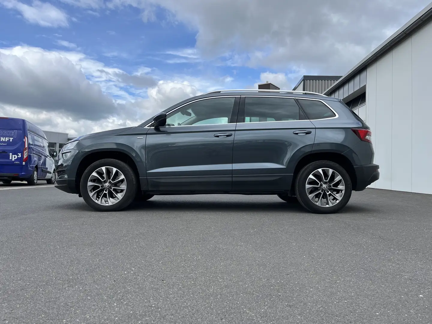 Skoda Karoq 2.0 TDI Clever 156€ m. 20% Anzahlung AHK DAB Nav Grau - 2