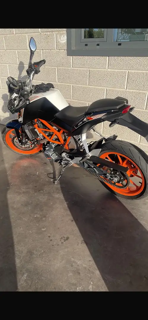 KTM 390 Duke naked - 1