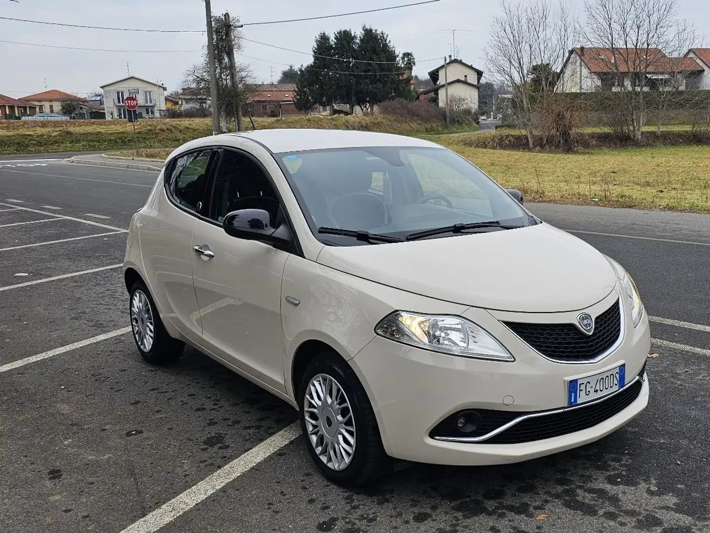 Lancia Ypsilon 1.2 Gold ecochic Gpl 69cv my16 Beżowy - 2