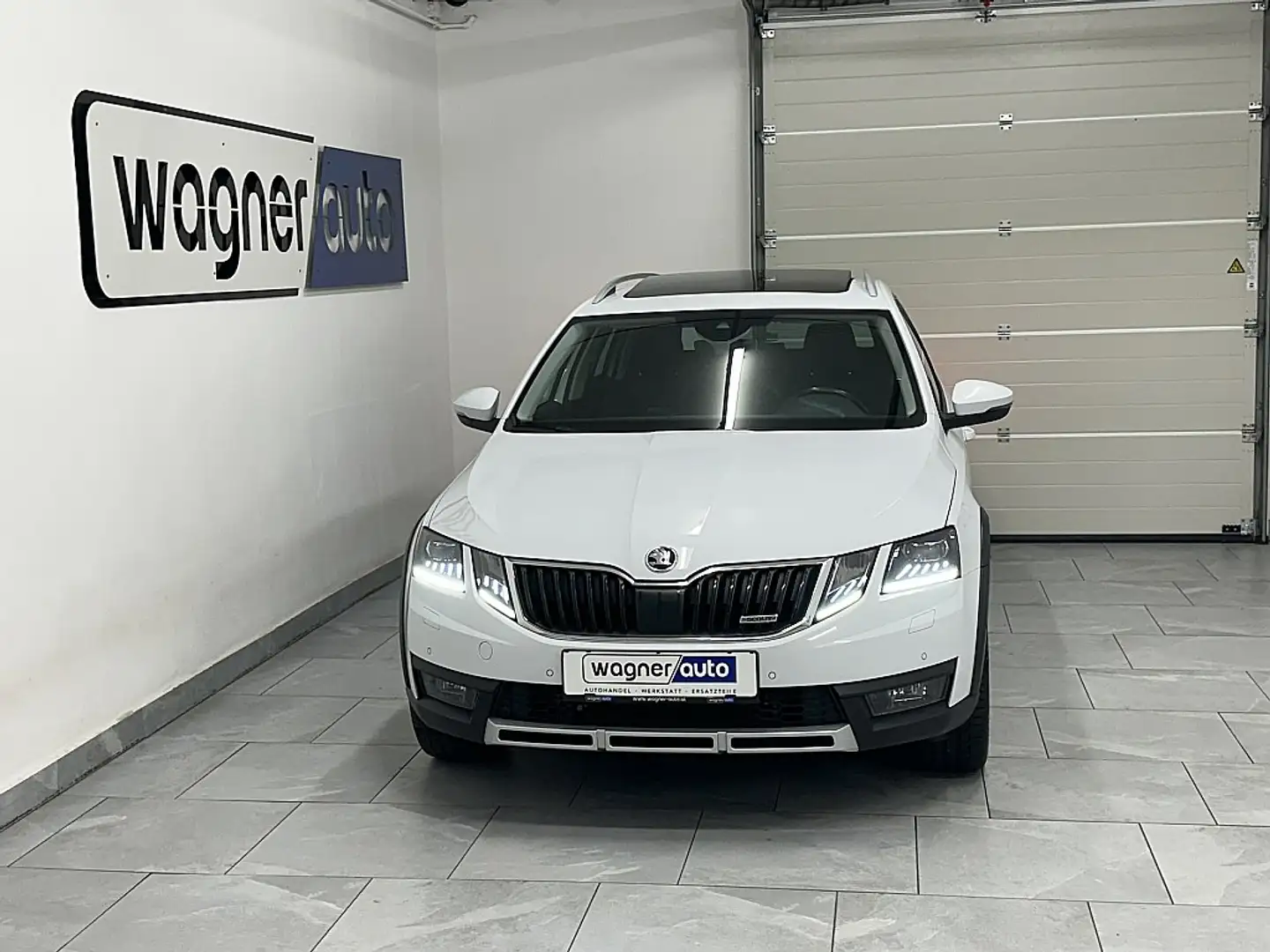 Skoda Octavia Scout 2,0 TDI 4x4 DSG LED/ACC/RFK/AHK/Panorama/... Wit - 1