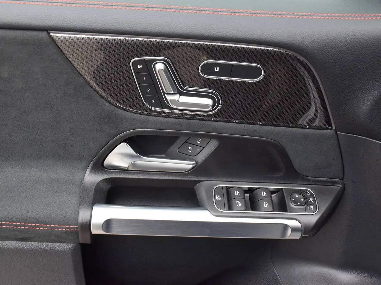 Mercedes-Benz EQB снимка Mercedes-Benz EQB