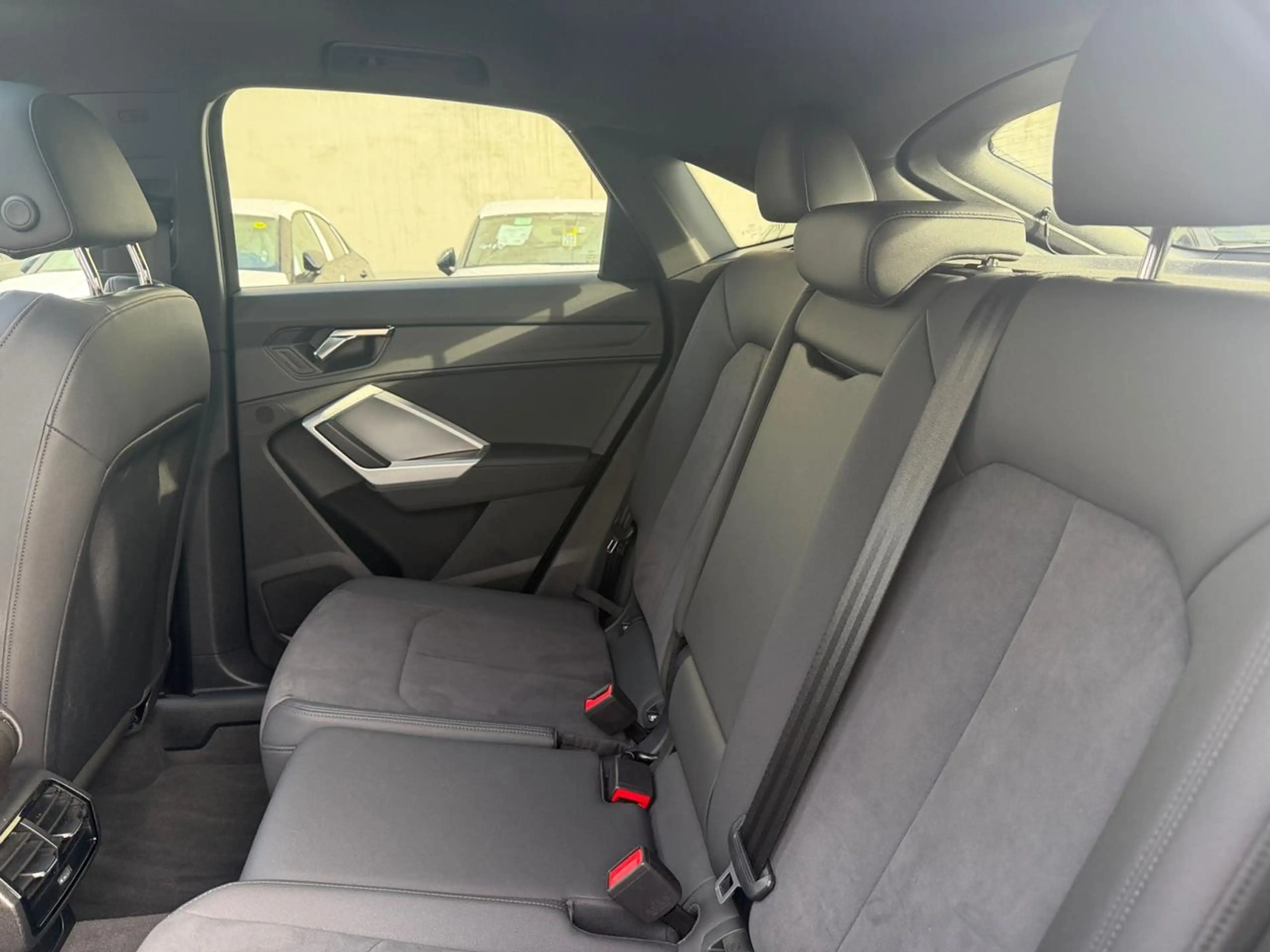 Audi Q3 35 TFSI Sport Edition S tronic — photo 18