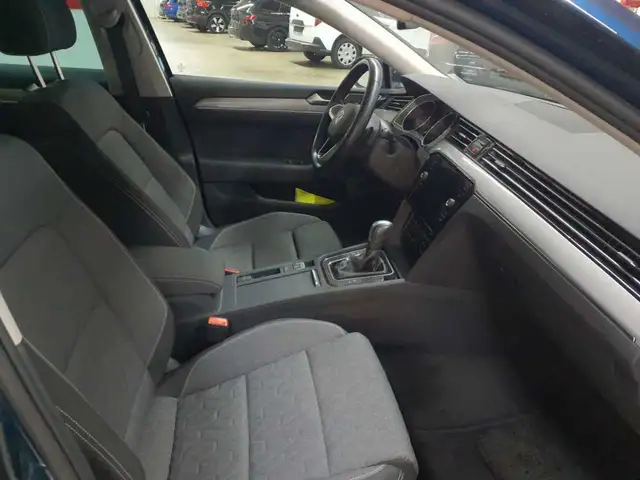 Volkswagen Passat view 11