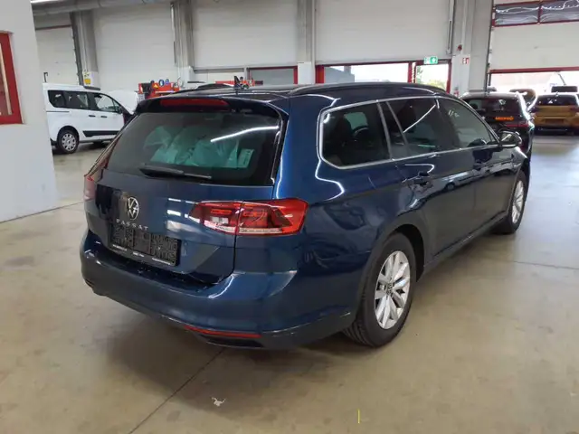 Volkswagen Passat view 5