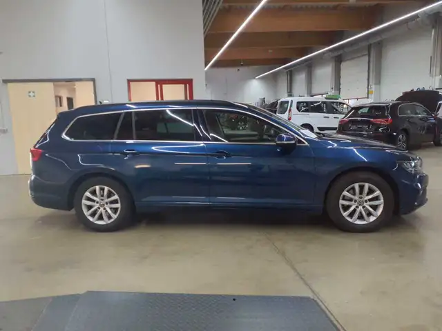 Volkswagen Passat view 4