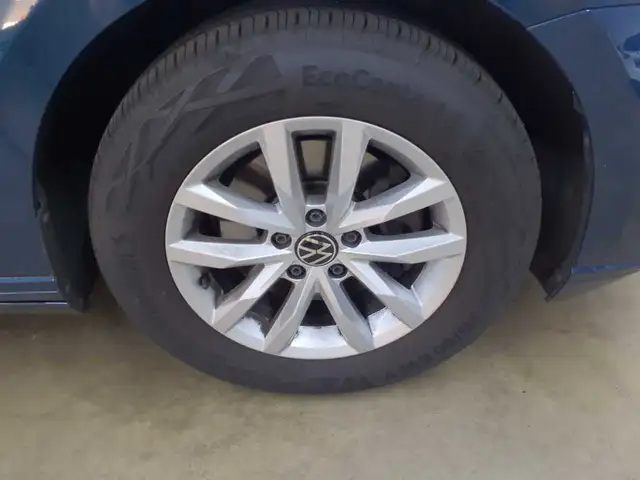Volkswagen Passat view 13