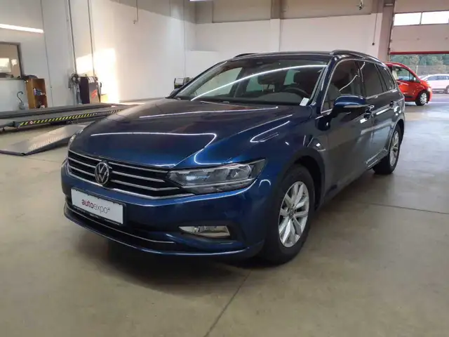 Volkswagen Passat view 3