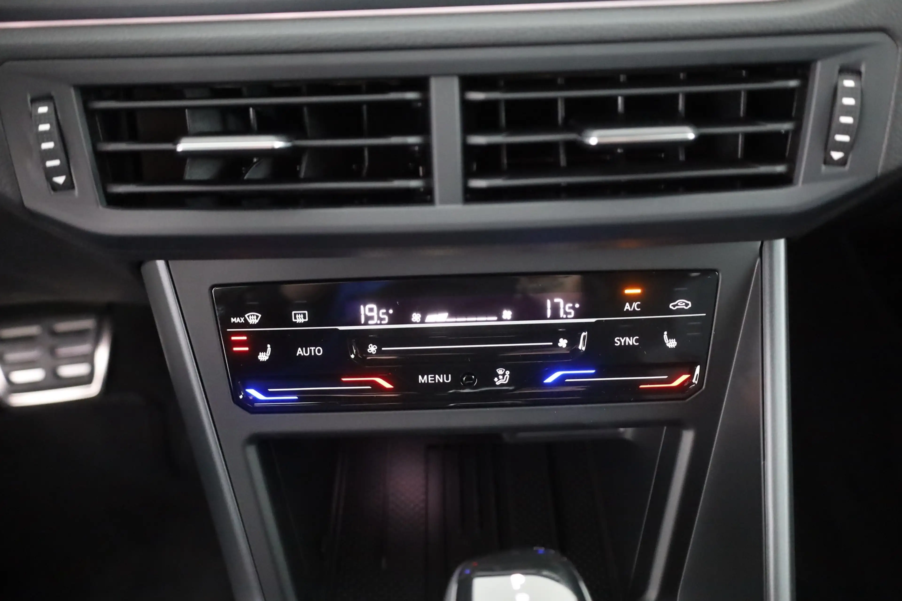 Volkswagen Taigo R-Line 1.5 TSI DSG Matrix ACC AHK — photo 14