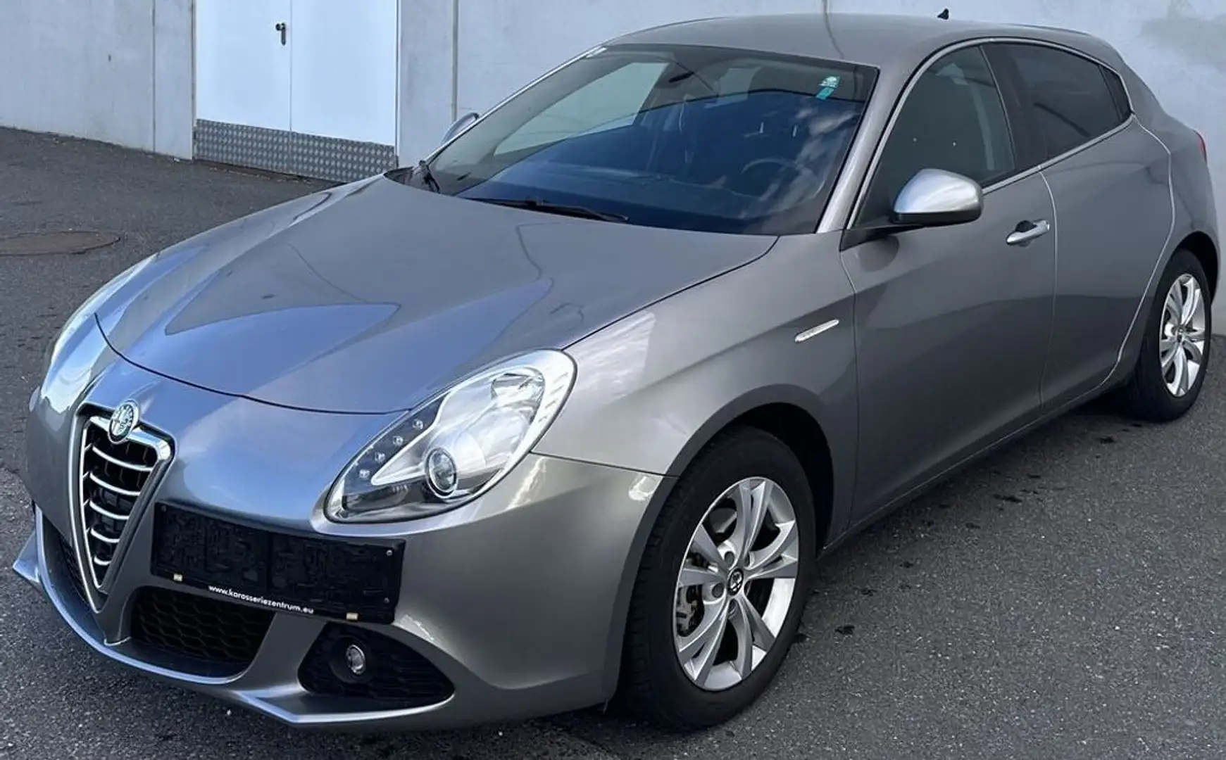 Alfa Romeo Giulietta Distinctive Grau - 2