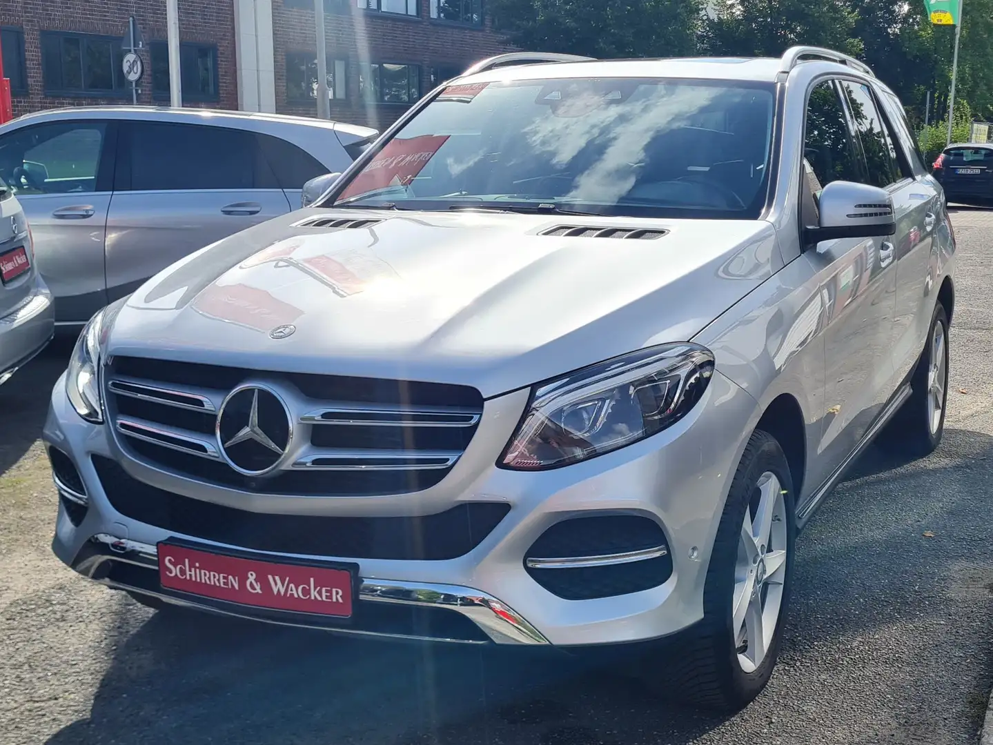Mercedes-Benz GLE 250 d 4Matic HUD Distronic Navi LED Silber - 1