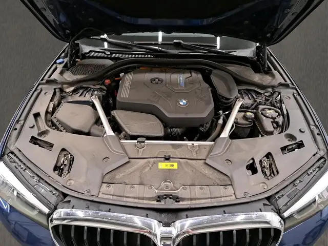 BMW 5 Series view 10