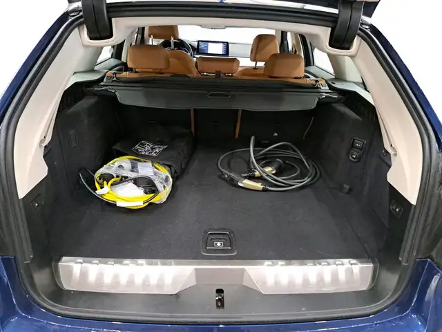 BMW 5 Series view 9