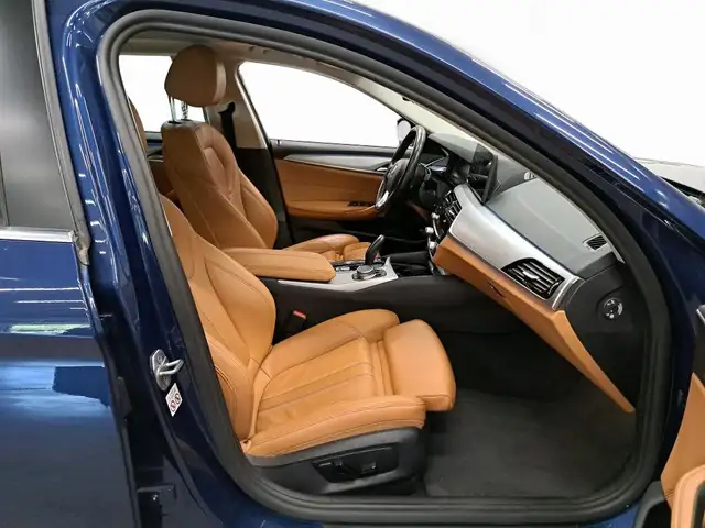 BMW 5 Series view 8