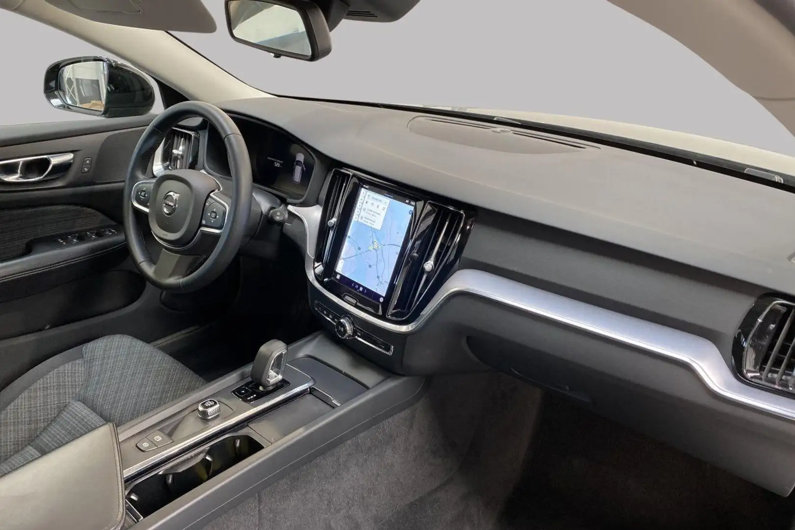 Volvo V60 Momentum Core B3 crna - 2