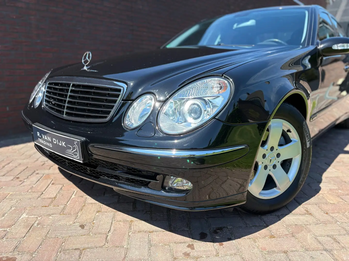 Mercedes-Benz E 200 K. Avantgarde Aut. 1e Eigenaar Fekete - 2