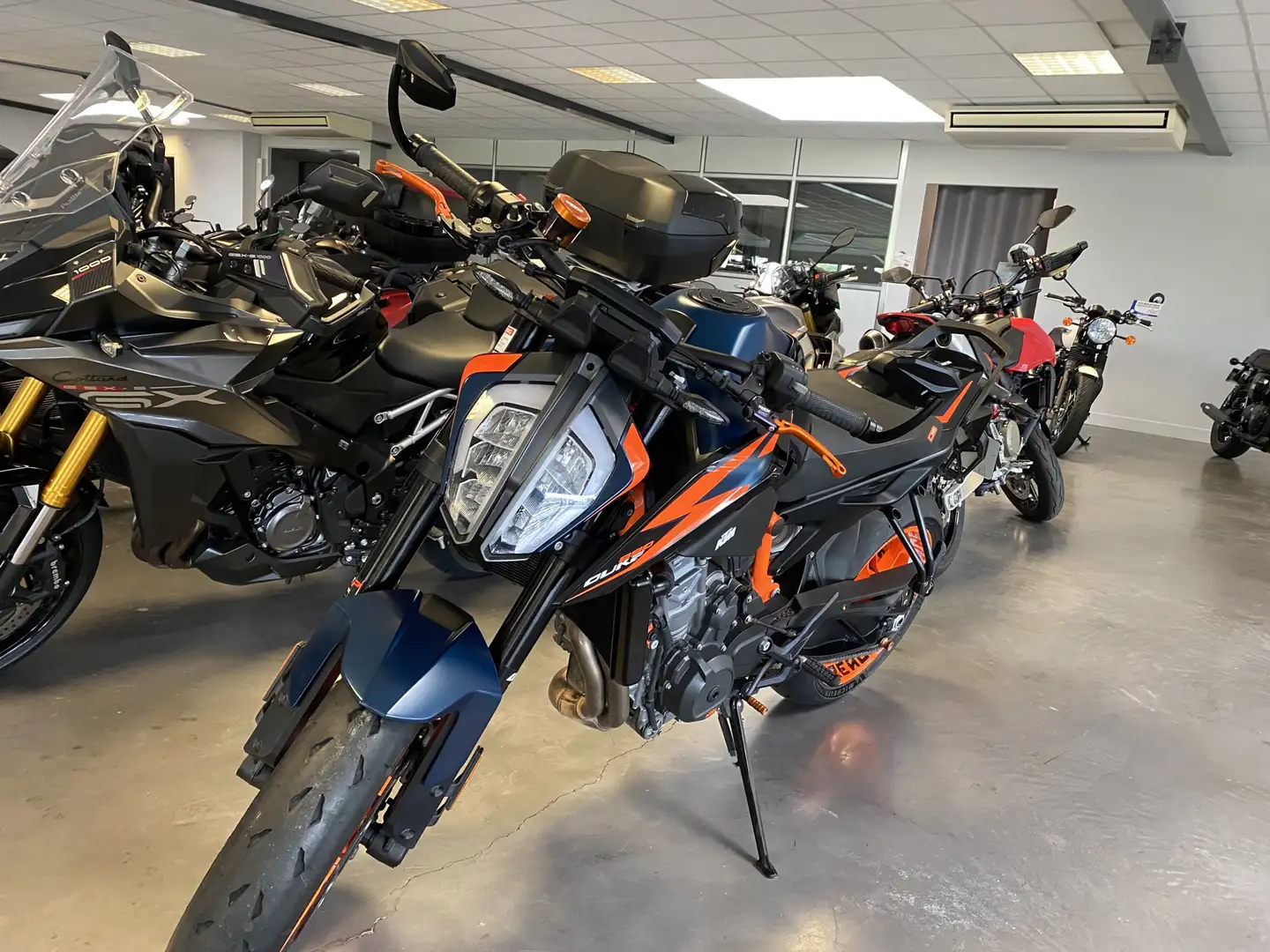 KTM 890 Duke R - 2