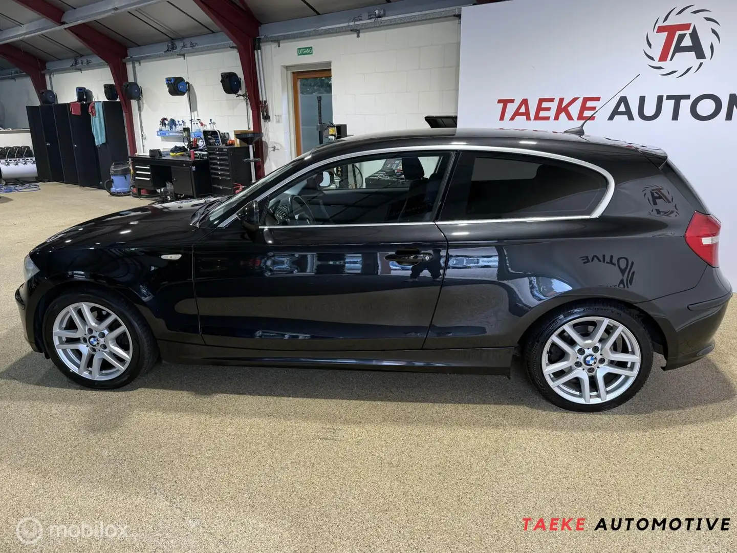 BMW 118 1-serie 118i EffDyn. Ed. Business Line Ultimate Ed Zwart - 2