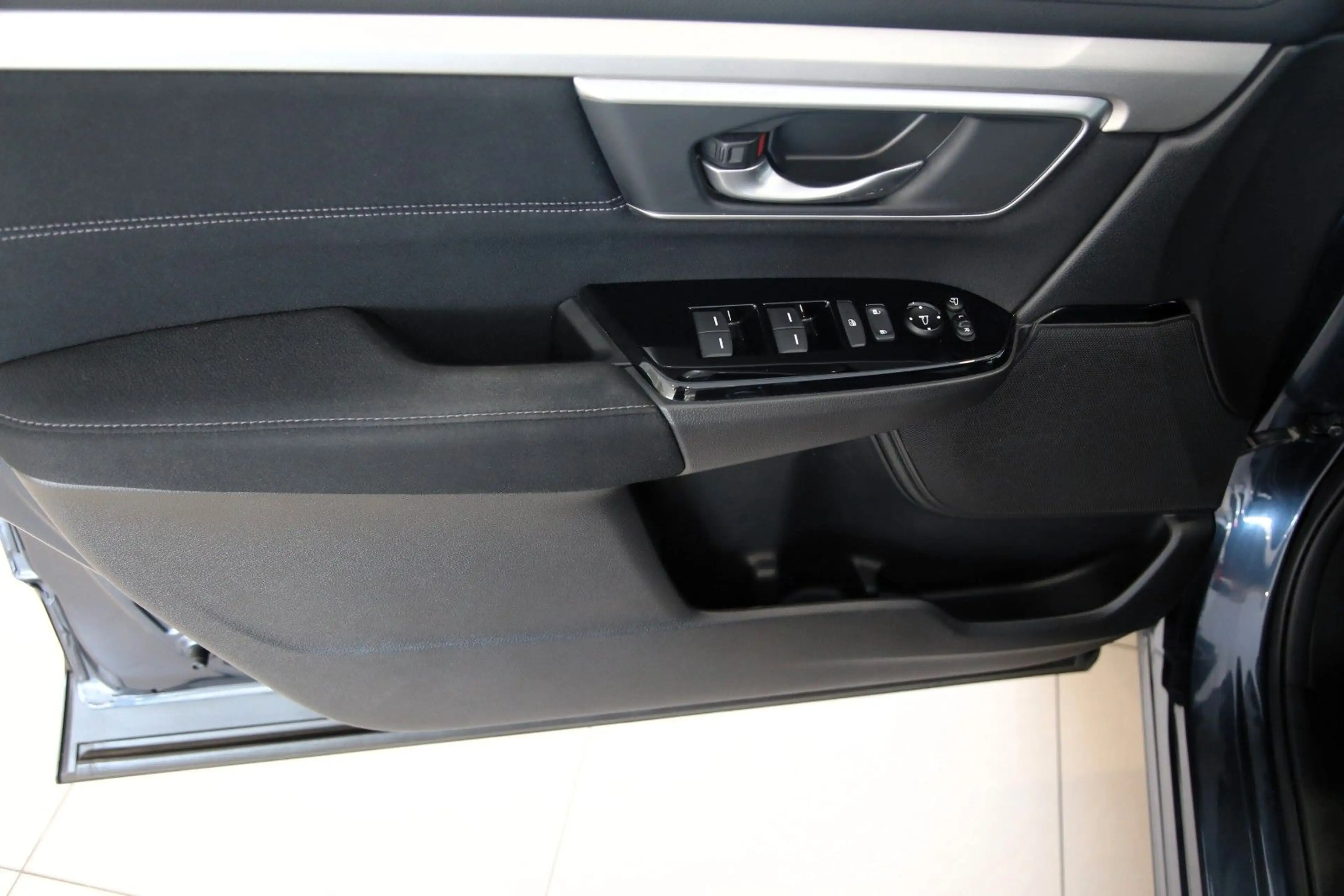 Honda CR-V 2.0 i-MMD HYBRID 4WD Elegance — photo 17