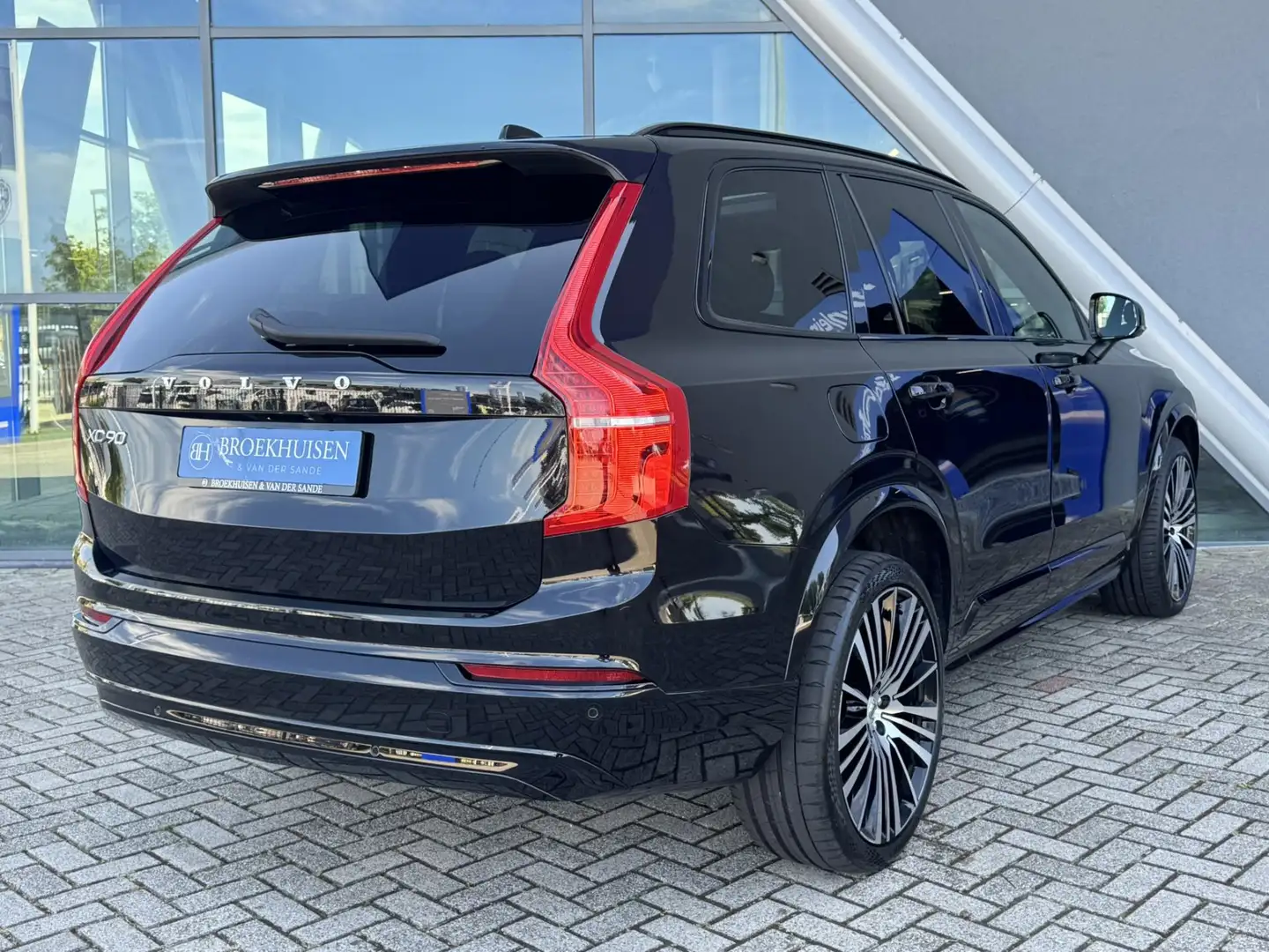 Volvo XC90 2.0 T8 Recharge AWD R-Design LONG RANGE 455pk Pano Zwart - 2