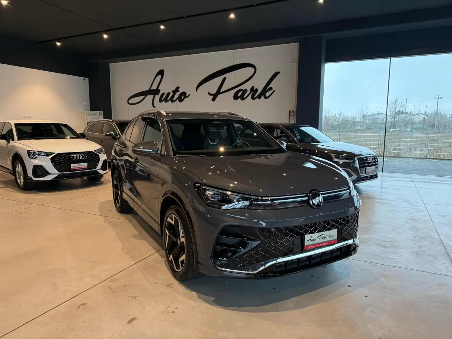 Volkswagen Tiguan 2.0 TDI 150 CV DSG R-Line Grigio - 1
