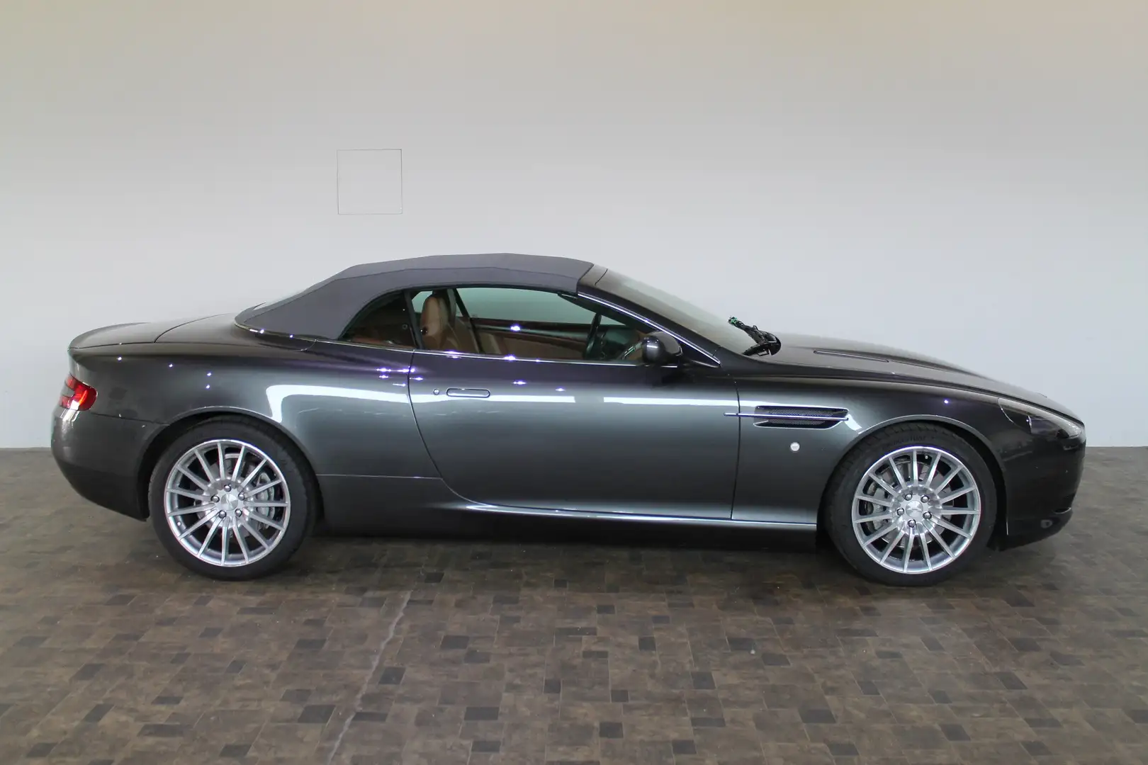 Aston Martin DB9 Volante V 12 Cabrio, Deutsche Auslieferung Gri - 2