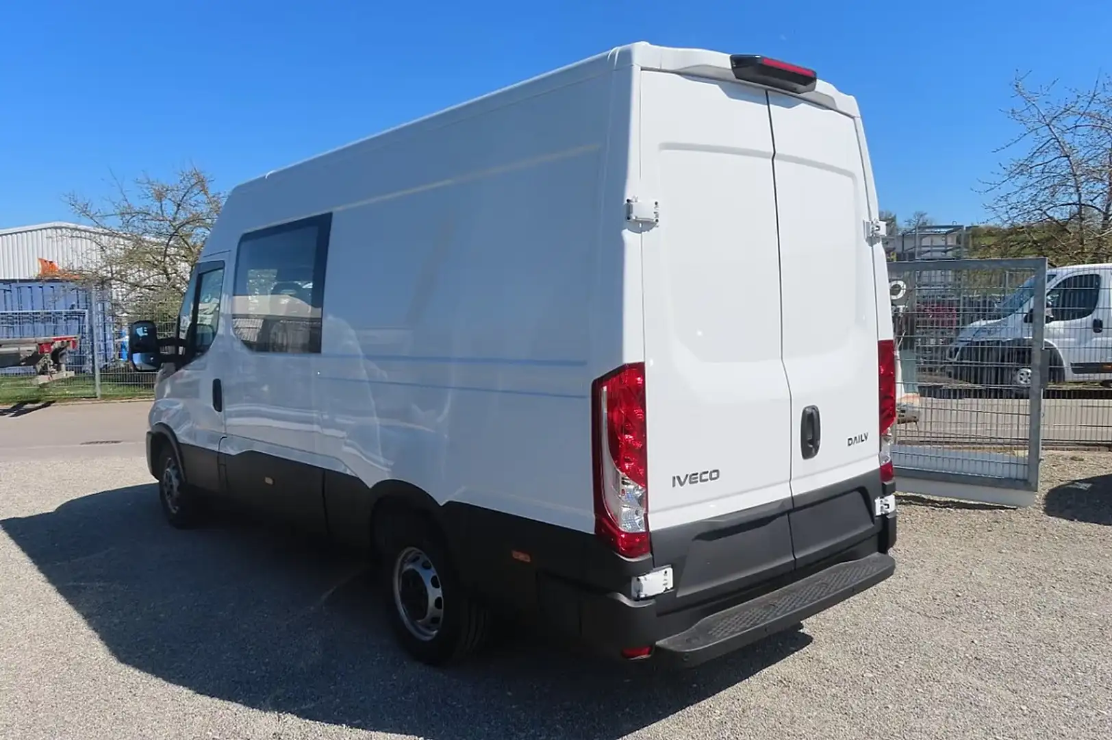 Iveco Daily Daily 35S14 mit 7 Sitzen - Neues Modell Weiß - 2