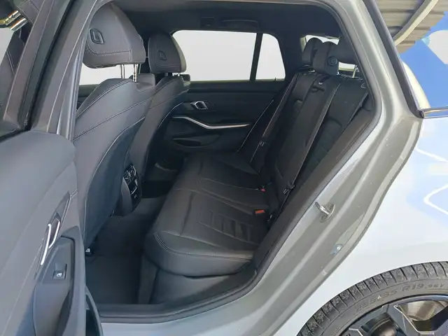 BMW 3 Series view 9