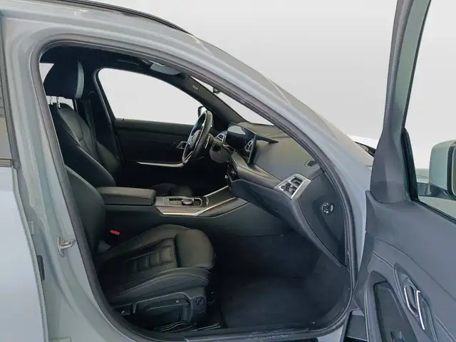 BMW 3 Series view 10