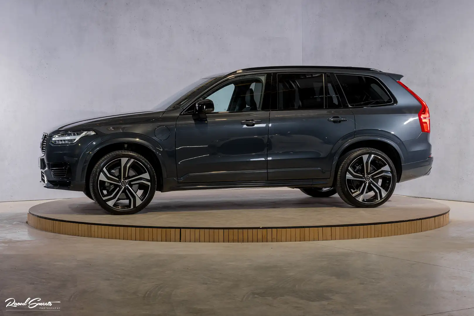 Volvo XC90 2.0 T8 Recharge AWD R-Design | Long Range | Zwenkb Grijs - 2