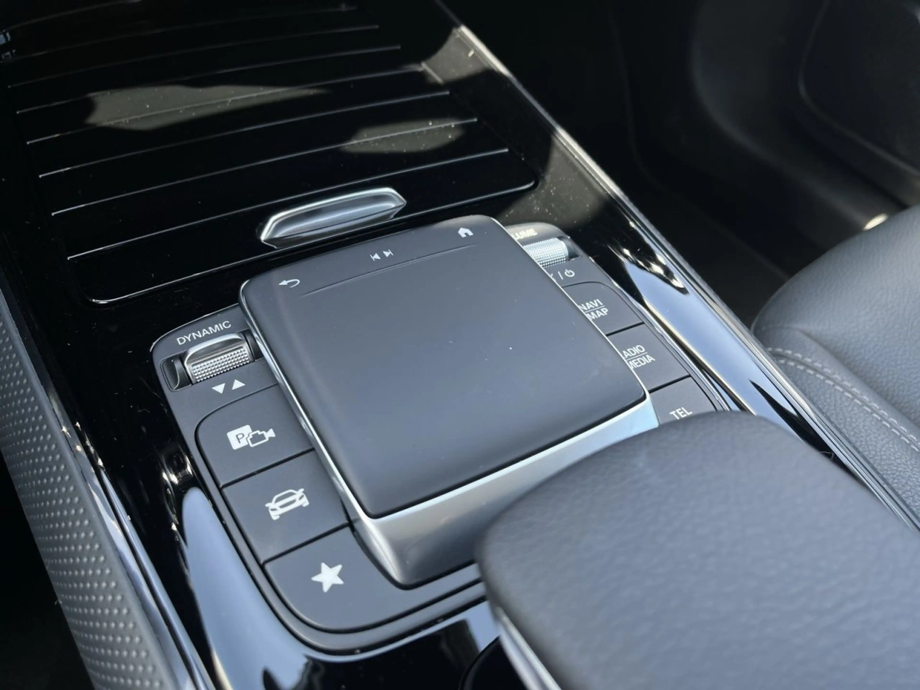 Mercedes-Benz GLA 180 d STYLE+KAM+LED+NAVI+PDC+WIDE+SHZ — photo 14