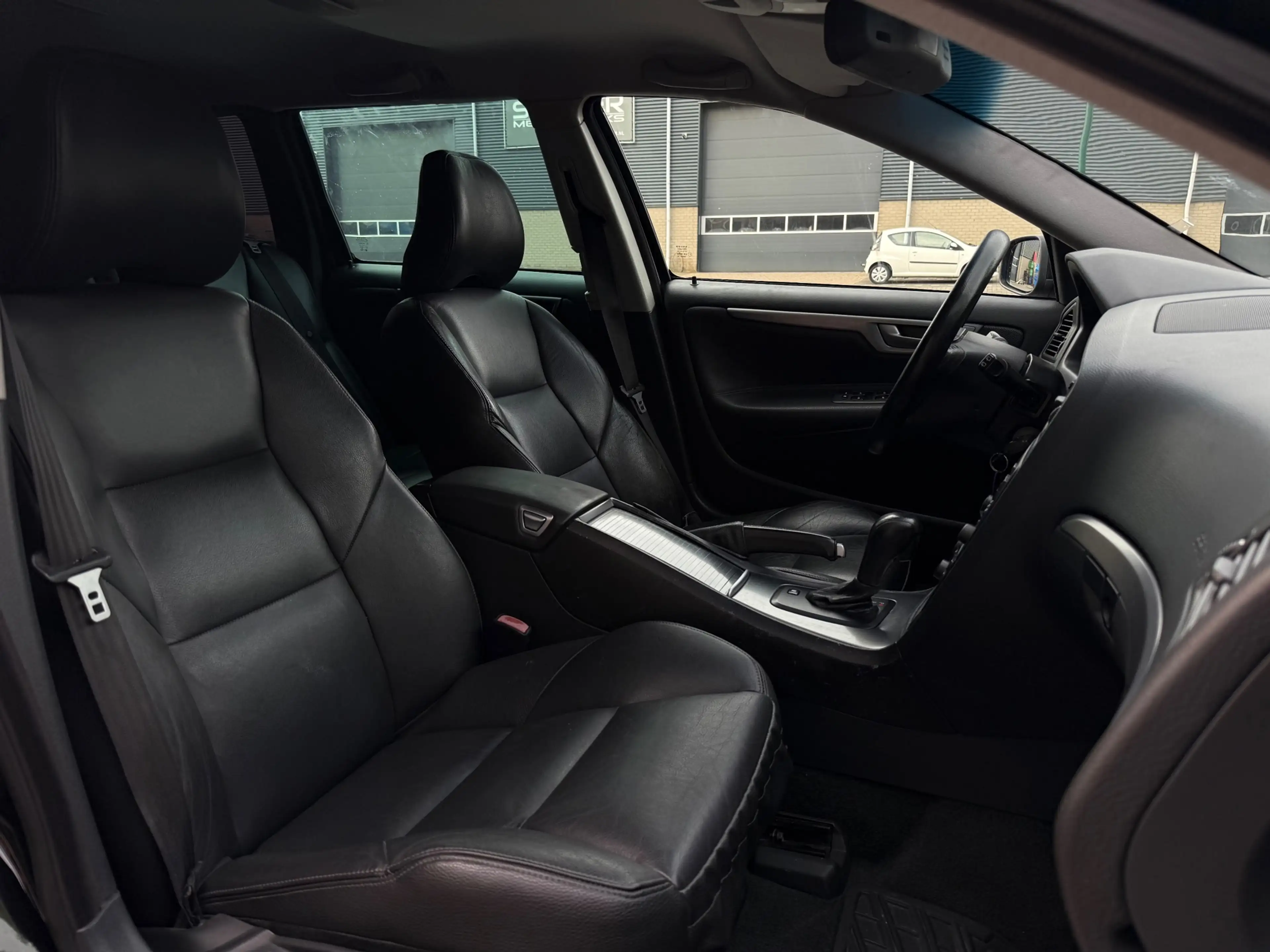 Volvo V70 2.5T Momentum AUTOMAAT LEDER/XENON/MEMORY! YOUNGTI — photo 11