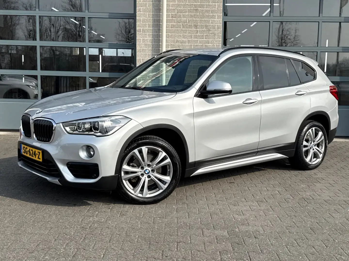 BMW X1 sDrive18i Executive | CAMERA | STOELVERWARMING | Grijs - 1