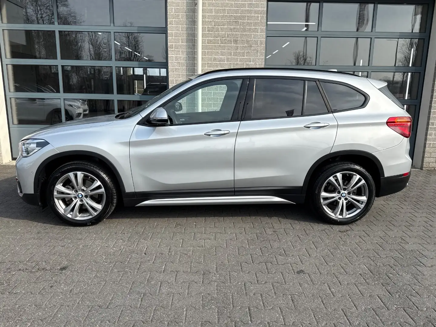 BMW X1 sDrive18i Executive | CAMERA | STOELVERWARMING | Grijs - 2