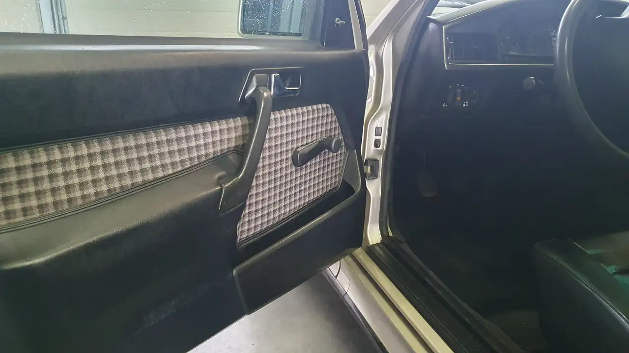 Mercedes-Benz 190 E 2.3-16 mit H-Kennzeichen, foto 2
