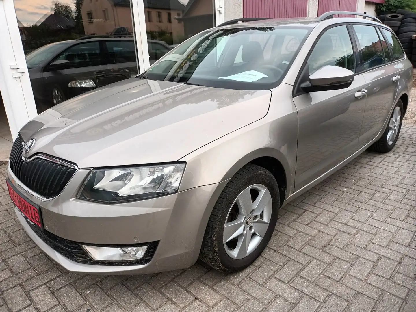 Skoda Octavia OCTAVIA COMBI 1.4 TSI AMBITION KLIMAAUT+SHZ+PDC! Beige - 1