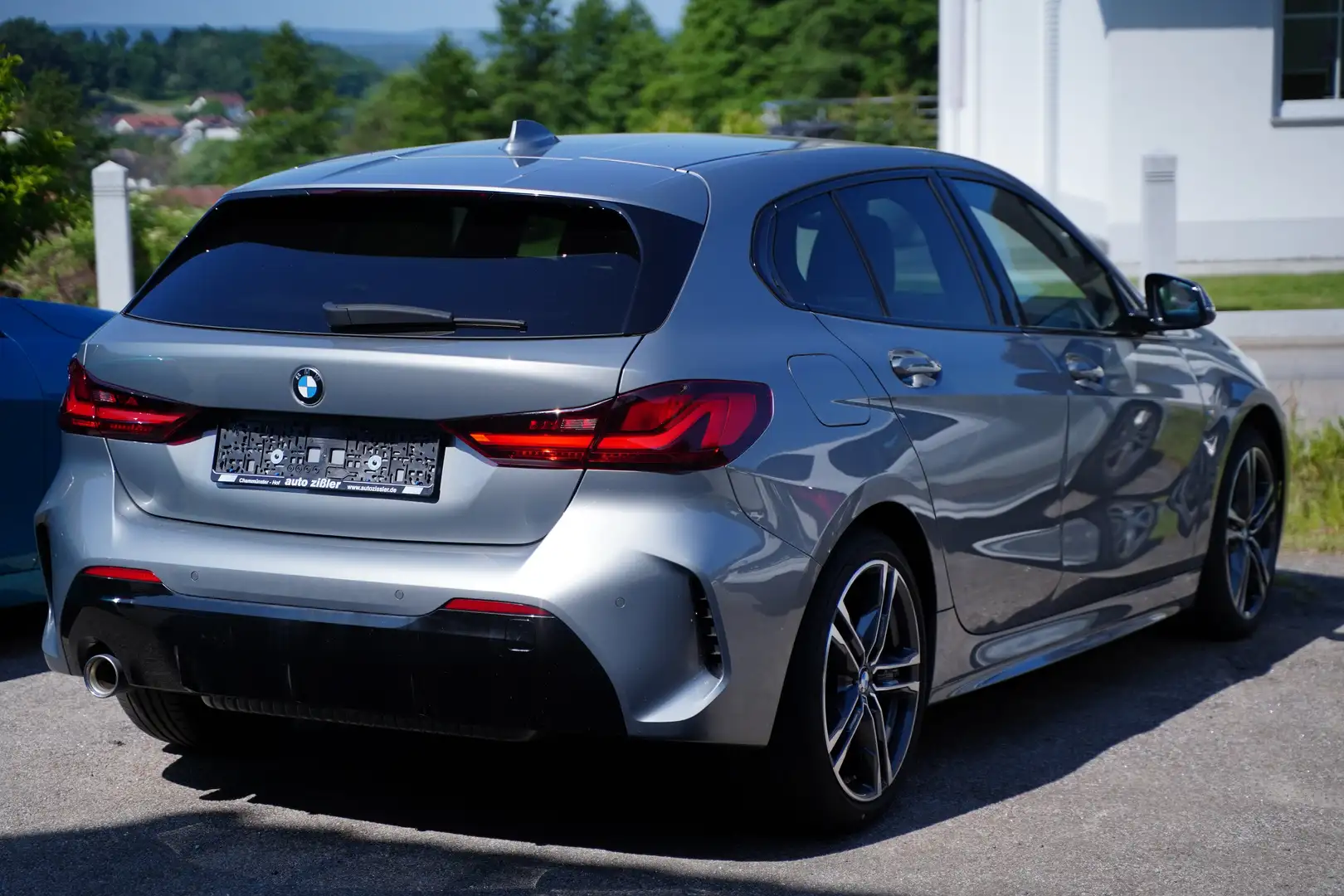 BMW 118 i M-Sport SHZ PDC Navi WLAN DAB dunkle Scheiben Gris - 2
