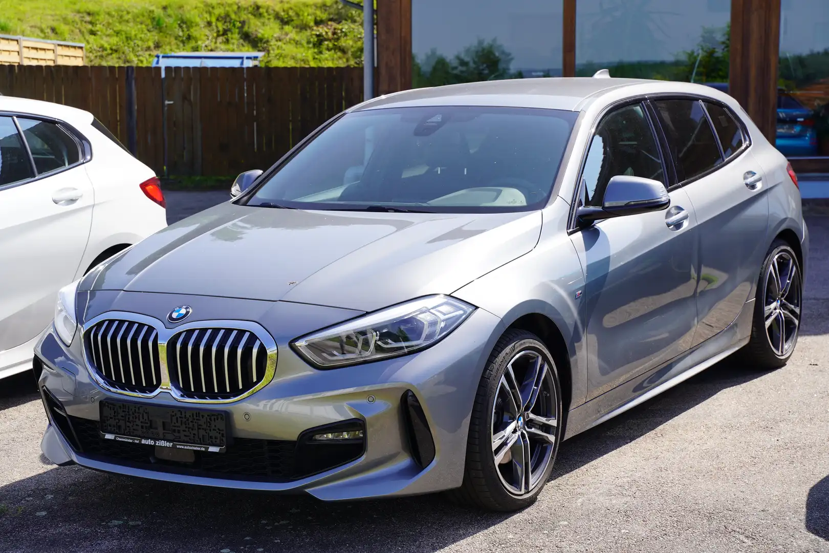 BMW 118 i M-Sport SHZ PDC Navi WLAN DAB dunkle Scheiben Gris - 1