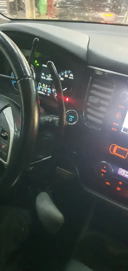 Mitsubishi Outlander 2.0 PHEV Instyle+aangepaste(hand bediening) Zwart - 2