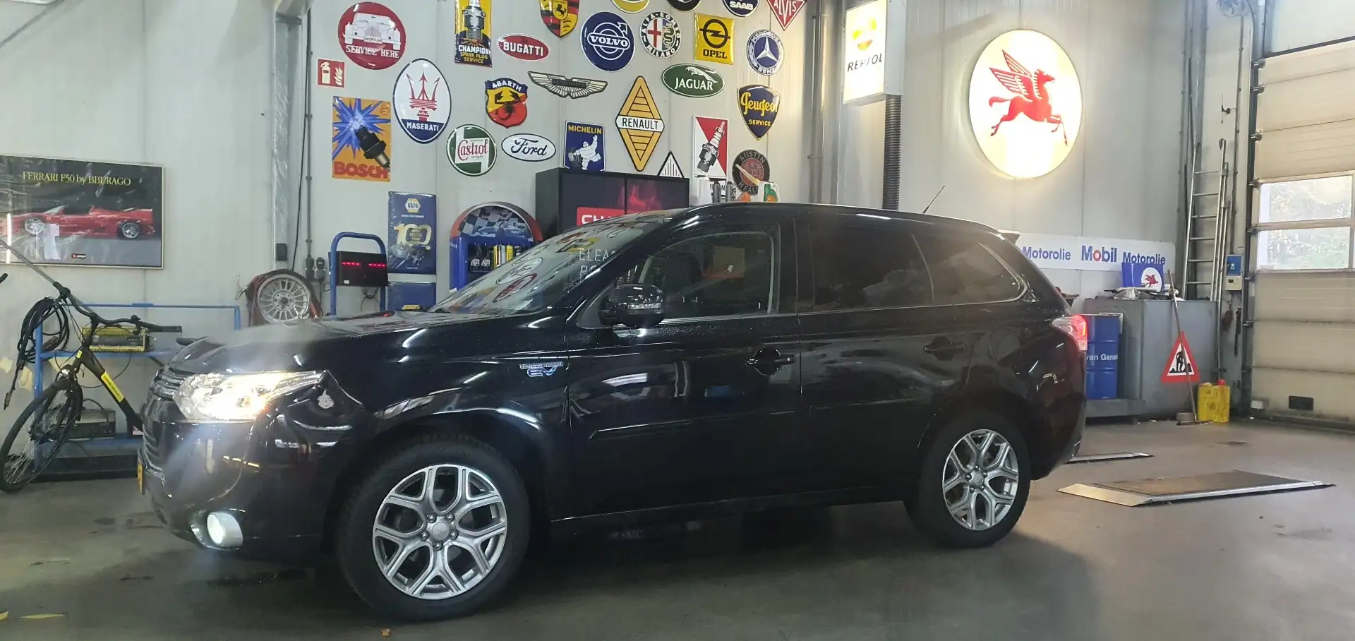 Mitsubishi Outlander 2.0 PHEV Instyle+aangepaste(hand bediening) Zwart - 1