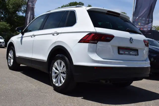 Volkswagen Tiguan view 4