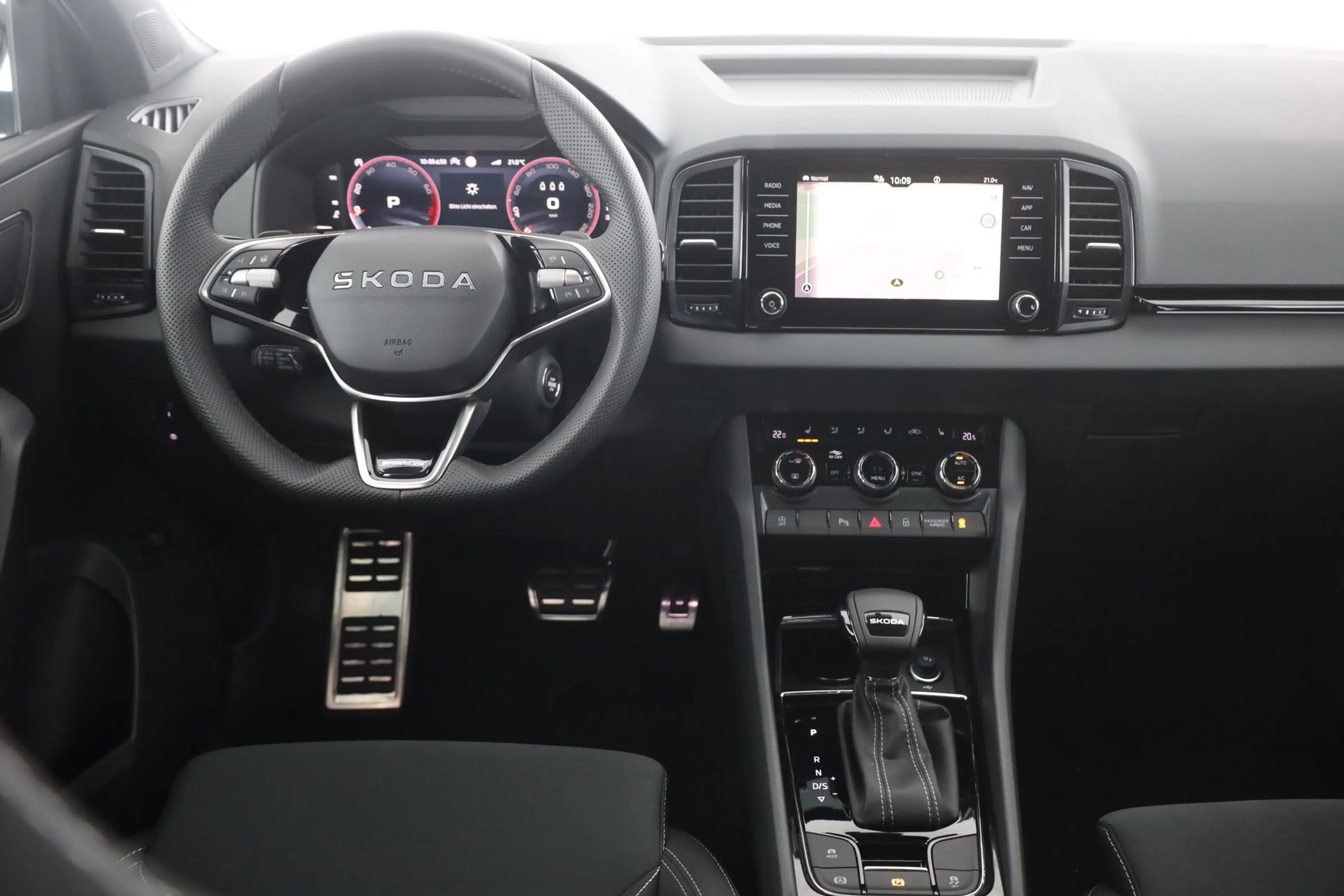 Skoda Karoq Sportline 1.5 TSI DSG Matrix ACC AHK Navi — photo 10