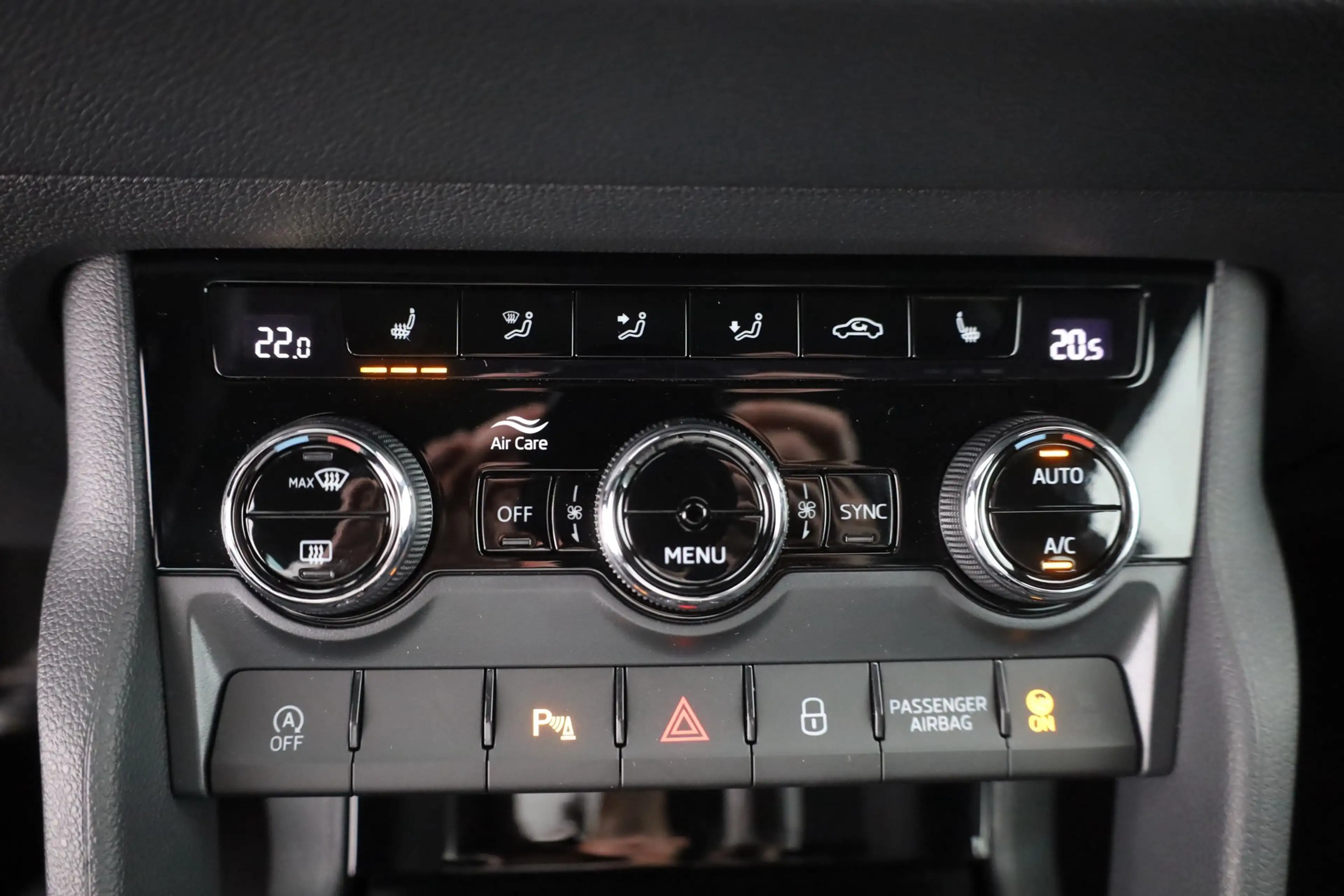 Skoda Karoq Sportline 1.5 TSI DSG Matrix ACC AHK Navi — photo 12