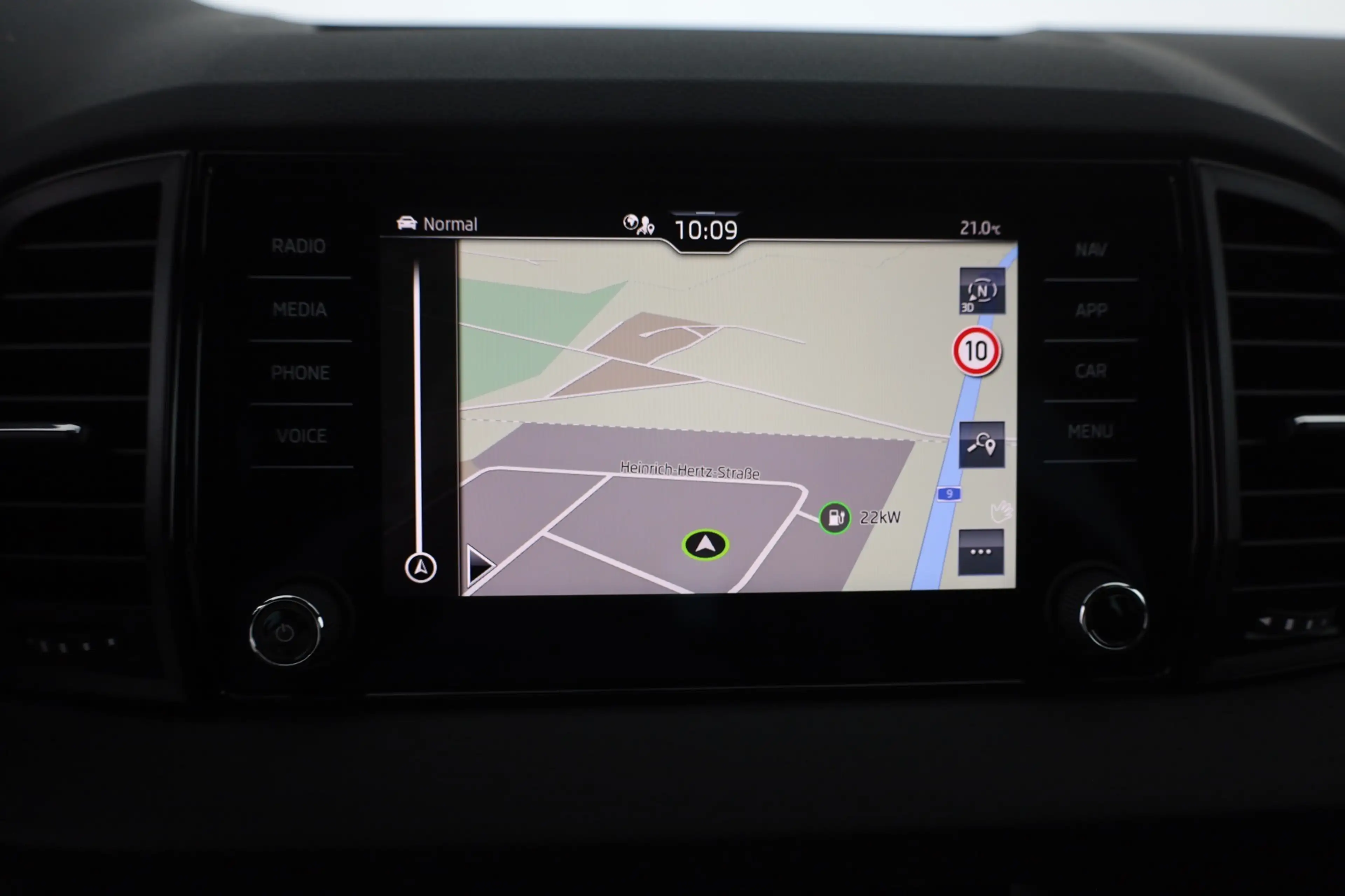 Skoda Karoq Sportline 1.5 TSI DSG Matrix ACC AHK Navi — photo 11