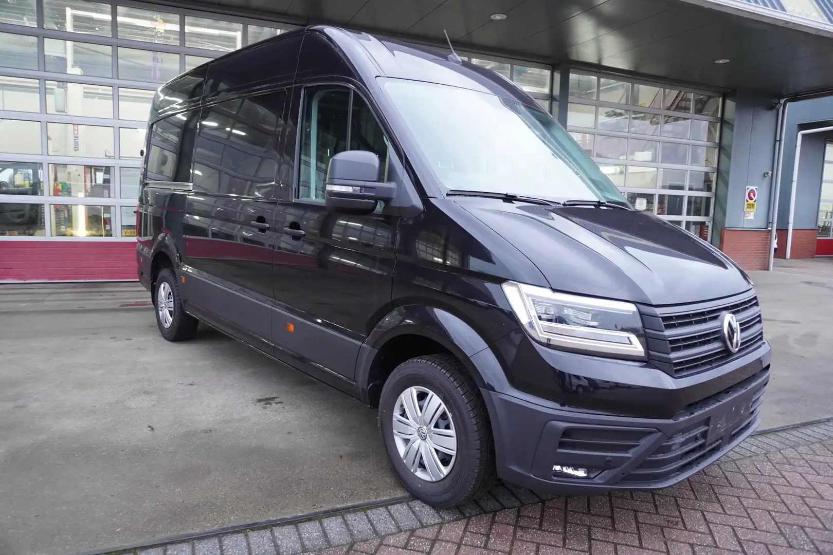 Volkswagen Crafter 35 2.0 TDI 177PK L3H3 Automaat nr. V120 | Climat | Zwart - 2