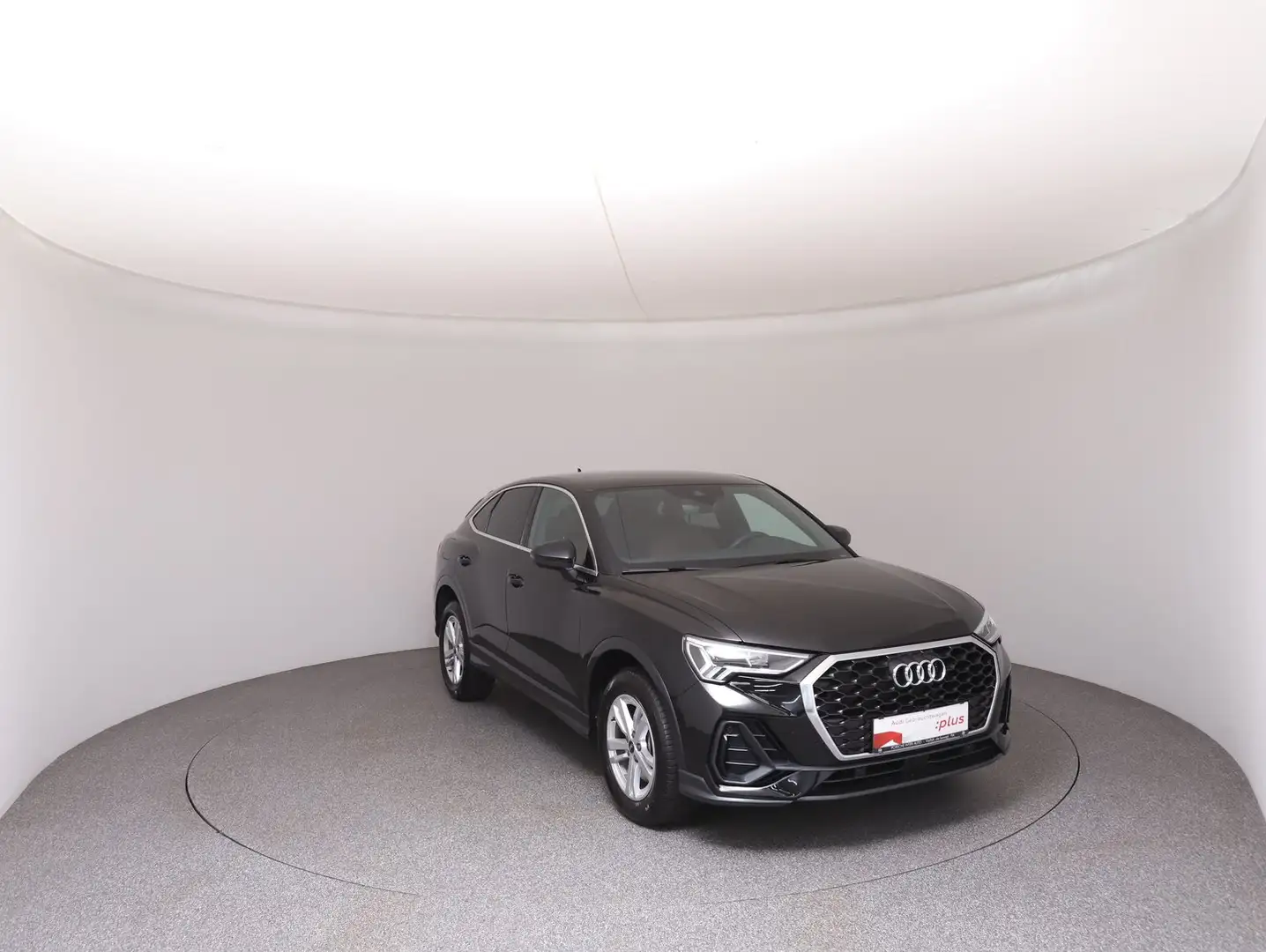 Audi Q3 e-tron 45 TFSI e Zwart - 2